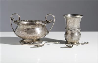 Doppelhenkelschale, Becher, 2 Löffelchen, Österreich, 1. Hälfte 19. Jahrhundert - Antiquitäten, Möbel & Teppiche