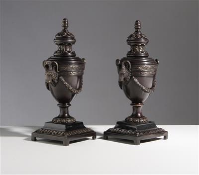 Paar Deckelurnen im Louis-XVI-Stil, sog. Cassolettes, 20. Jahrhundert - Umění a starožitnosti