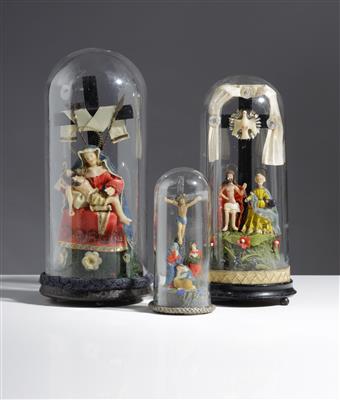 Drei Wachsbossierungen "Pieta", "Hl. Dreifaltigkeit", "Kreuzigungsgruppe", Alpenländisch, Ende 19. Jahrhundert - Antiques and art