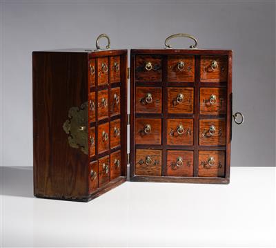 Asiatisches Kabinettschränkchen, 20. Jahrhundert - Kunst & Antiquitäten