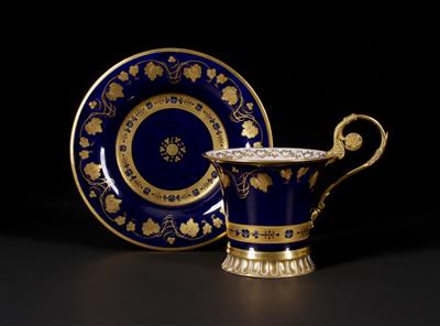 Seltene Tasse mit Bronze doré-Henkel und Untertasse, Kaiserliche Porzellanmanufaktur Wien, um 1812 - Frühlingsauktion II