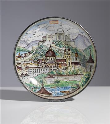 Wandteller - Schale "Salzburg", Entwurf wohl Ernst Huber (Wien 1895-1960), Ausführung Schleiss Gmunden, Mitte 20. Jahrhundert - Herbstauktion