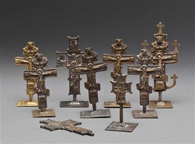 8 kleine Russische Standkreuze, 19. Jhdt., dazu 1 Kreuz ohne Plinthe - Arte, antiquariato e gioielli