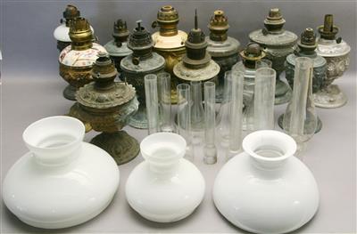 Sammlung von 12 Petroleumlampen, Ende 19. Jhdt. - Kunst, Antiquitäten und Schmuck