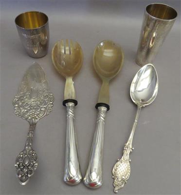 1 Tortenheber, 1 Löffel, 2teiliges Salatbesteck (mit Horn) und 2 kleine Becher - Antiques, art and jewellery