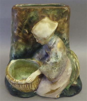Vase mit Mädchen und Korb, Amphorawerke Riessner, Stellmacher  &  Kessel, Turn/Wien um 1900 - Umění, starožitnosti, šperky