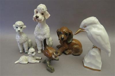 6 Tierfiguren: Eisvogel, Zaunkönig, 3 Pudeln, Hundewelpe Dackel - Kunst, Antiquitäten und Schmuck