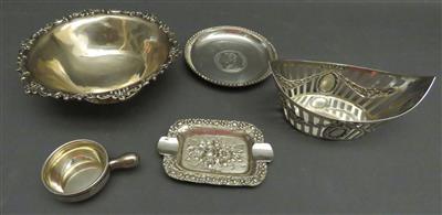 1 runde und 1 navetteförmige Schale, 1 Damenascher, 1 Münzschale, 1 kleine Gewürzpfanne - Umění, starožitnosti, šperky