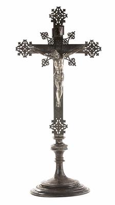 Neugotisches Tischstandkruzifix, 2. Hälfte 19. Jahrhundert - Kunst, Antiquitäten und Schmuck