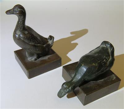 Paar kleine Entenfiguren auf quadratischen Sockeln, 20. Jahrhundert - Klenoty, umění a starožitnosti