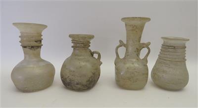 4 Vasen in römisch antikisierender Form, wohl neuzeitliche Ausformung des 20. Jhdts. - Klenoty, umění a starožitnosti