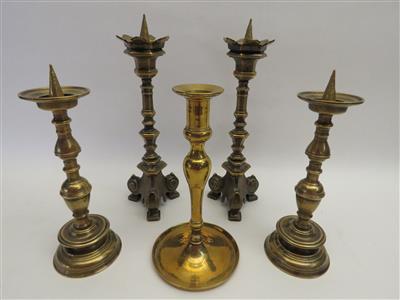 Fünf Bronze-/Messing-Kerzenleuchter - Klenoty, umění a starožitnosti