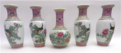 Satz von fünf Famille-rose Vasen, China 20. Jahrhundert - Schmuck, Kunst und Antiquitäten