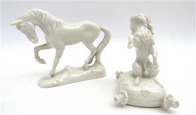 Zwei Figuren: Pekinese auf Polster sitzend und Pferd, Nymphenburg 20. Jahrhundert - Schmuck, Kunst und Antiquitäten