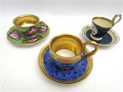 3 verschiedene Tassen mit Untertassen, Wiener Porzellanmanufaktur, 1. Hälfte 19. Jahrhundert - Jewellery, antiques and art
