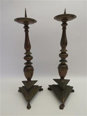 Paar leicht variierende Kerzenständer, 18. Jahrhundert und später - Summer auction