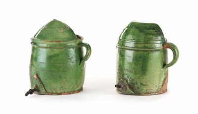 Zwei gehenkelte Wassergefäße mit Metallpippe, Alpenländisch 19. Jahrhundert - Schmuck, Kunst und Antiquitäten