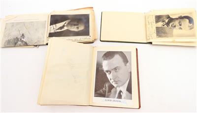 Drei Büchlein mit Autogrammkarten, Fotografien und Widmungen, ab 1900 bis in die 60er-Jahre - Jewellery, antiques and art