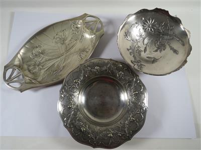 1 Obstaufsatz, 1 Obstschale (um 1900) und 1 Schale mit Kugelfüße - Jewellery, antiques and art