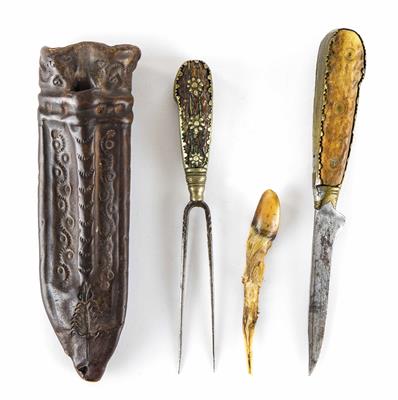 Drei Teile eines Fuhrmann-Bestecks mit geprägter Lederscheide, Alpenländisch um 1800 - Schmuck, Kunst und Antiquitäten