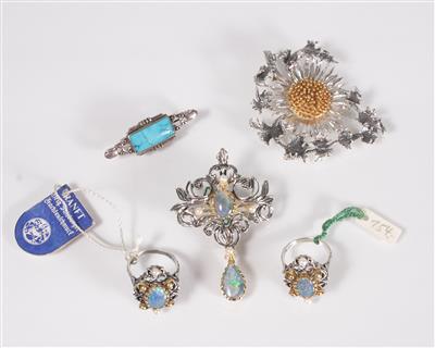 Zwei Trachtenringe, zwei Angehänge und Brosche - Umění, starožitnosti a šperky