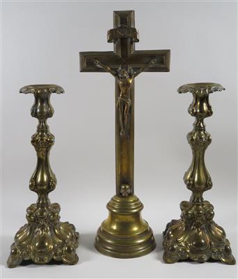 Paar Kerzenleuchter, dazu: 1 Standkruzifix - Umění, starožitnosti a šperky