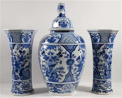 Deckelvase und Paar Vasen in Delfter-Art, 20. Jahrhundert - Arte, antiquariato e gioielli