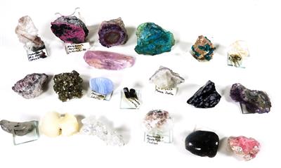 20 verschiedene kleine Mineralien - Umění, starožitnosti a šperky