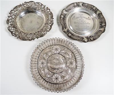 Drei verschiedene kleine Teller - Schmuck, Kunst und Antiquitäten