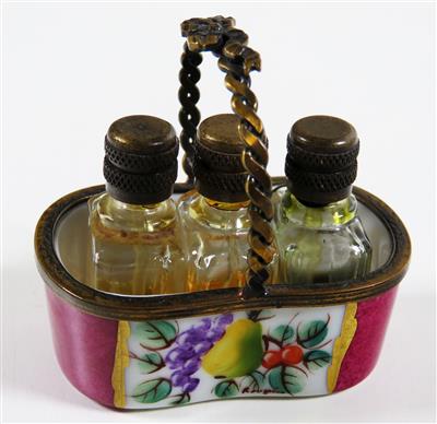 Miniaturkörbchen mit drei Parfumflakons, Limoges, 3. Drittel 20. Jahrhundert - Schmuck, Kunst und Antiquitäten