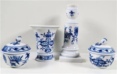 Kerzenhalter, kleine Vase, zwei kleine Deckeldosen, Meissen, 2. Hälfte 20. Jahrhundert - Schmuck, Kunst und Antiquitäten