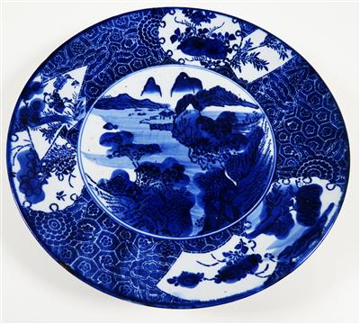 Blau-weißer Teller, Japan 19./20. Jahrhundert - Schmuck, Kunst und Antiquitäten