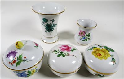 2 kleine Vasen, 3 Deckeldosen, Meissen, 2. Hälfte 20. Jahrhundert - Antiques and art