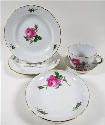 Tasse, 2 Untertassen, 2 Dessertteller, Meissen, 2. Hälfte 20. Jahrhundert - Antiques and art