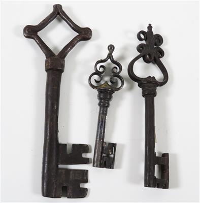 Drei verschiedene Eisenschlüssel - Schmuck, Kunst und Antiquitäten