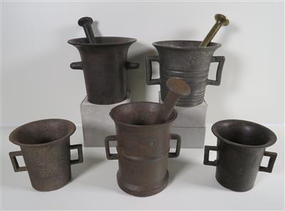 Fünf unterschiedliche Eisenmörser, teils mit drei Pistillen, davon zwei Eisen und einer Messing - Jewellery, antiques and art
