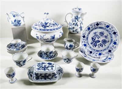 Konvolut ZwiebelmusterServiceteile, vornehmlich Blue Danube, Japan - Jewellery, antiques and art