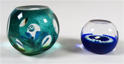 2 Briefbeschwerer "Aquamarine" und "Narcissus", Caithness Glass, Schottland 3. Drittel 20. Jahrhundert - Schmuck, Kunst und Antiquitäten