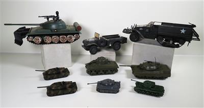 Sammlung Militaria-Modelle, 9 Stück: - Jewellery, antiques and art