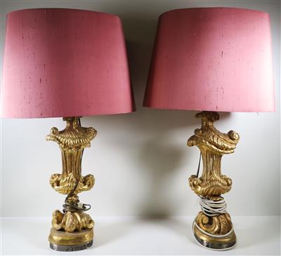 Zwei Tischlampen aus barockisierten geschnitzten Holzelementen - Schmuck, Kunst & Antiquitäten