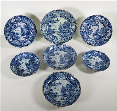 7 blau-weiße flache und tiefe Teller, China, wohl 19. Jahrhundert - Jewellery, antiques and art