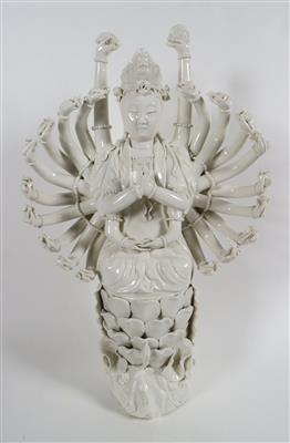 Blanc de Chine Guanyin mit 24Armen, China, 2. Hälfte 20. Jahrhundert - Klenoty, umění a starožitnosti