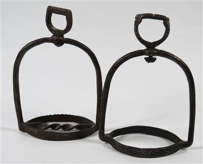 Zwei unterschiedliche Steigbügel, wohl 17./18. Jahrhundert - Jewellery, antiques and art