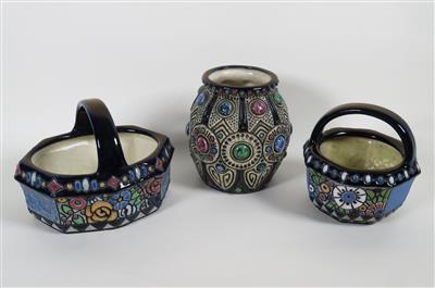 1 Vase, 2 Henkelkörbe, Amphora-Werke, Teplitz, um 1920 - Klenoty, umění a starožitnosti