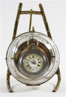 Uhrständer mit Taschenuhr, um 1900 - Klenoty, umění a starožitnosti