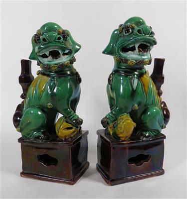 Paar Fo-Löwen als Räucherstäbchenhalter, China, wohl um 1900 - Schmuck, Kunst & Antiquitäten