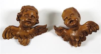 Paar geflügelte Engelsköpfe im Rokokostil, 20. Jahrhundert - Schmuck, Kunst & Antiquitäten