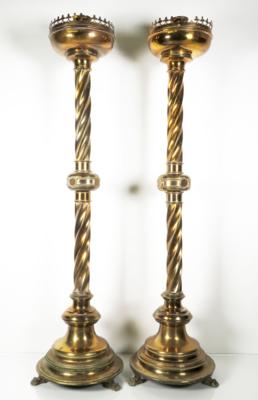 Paar Kerzenleuchter im modifizierten gotischen Stil, 19. Jahrhundert - Schmuck, Kunst & Antiquitäten