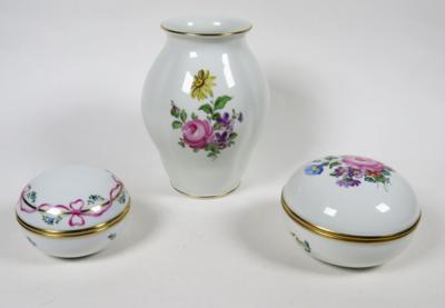 1 Vase, 2 Deckeldosen, Augarten, Wien, 2. Hälfte 20. Jahrhundert und nach 1996 - Antiques, art and jewellery