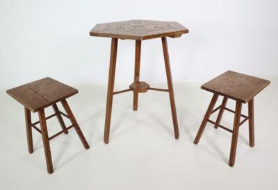 Bäuerliches Tischchen mit zwei Hockern, 1. Hälfte 20. Jahrhundert - Mobili e interni